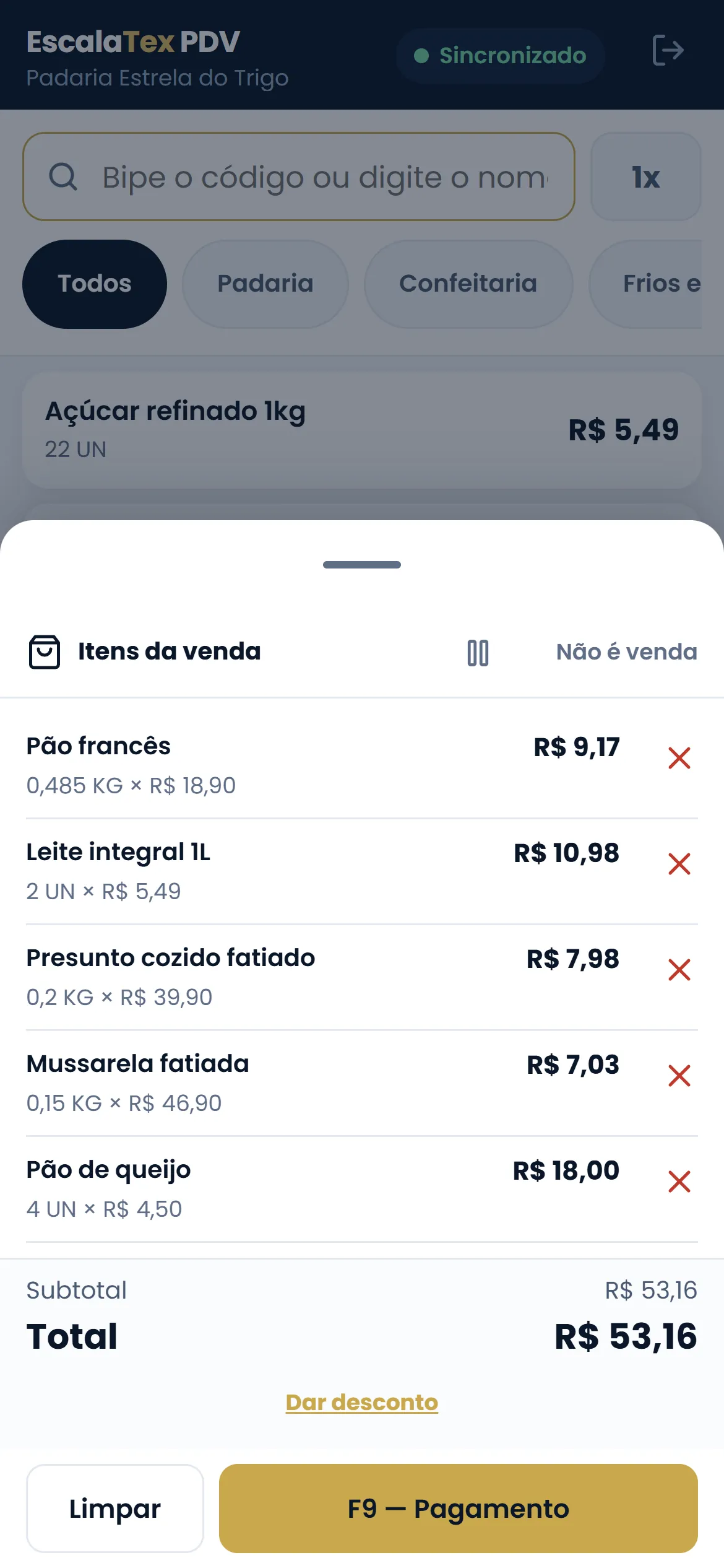 A mesma venda do EscalaTex aberta no celular, com o carrinho e o total da compra na tela.